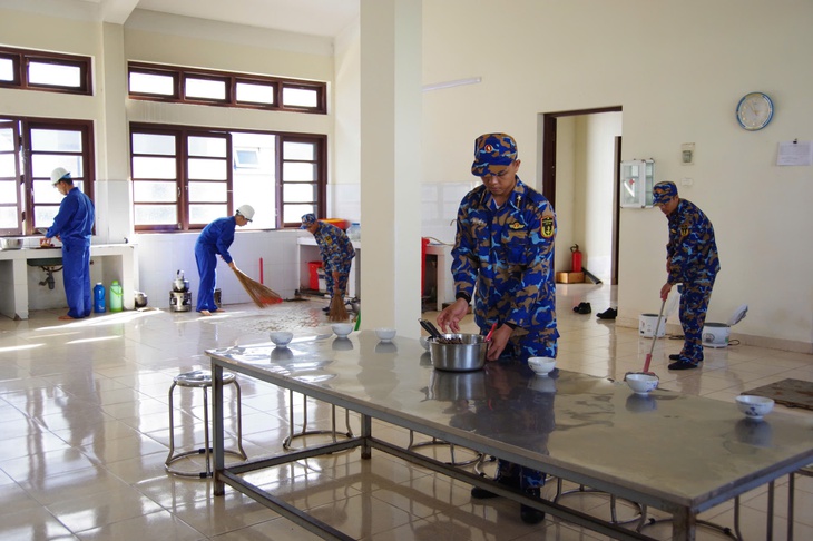 Đặc khu Trường Sa chủ động triển khai phương án ứng phó bão số 13 - Ảnh 4. Đặc khu Trường Sa chủ động triển khai phương án ứng phó bão số 13 - Ảnh 4.