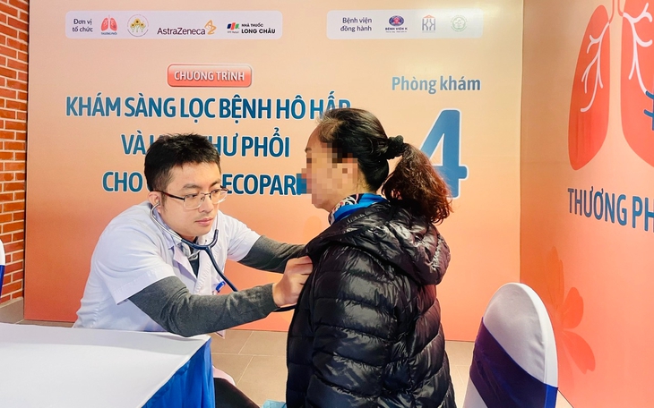 Thứ trưởng Bộ Y tế tham dự chương trình khám bệnh và tặng quà tại Nghệ An- Ảnh 24.