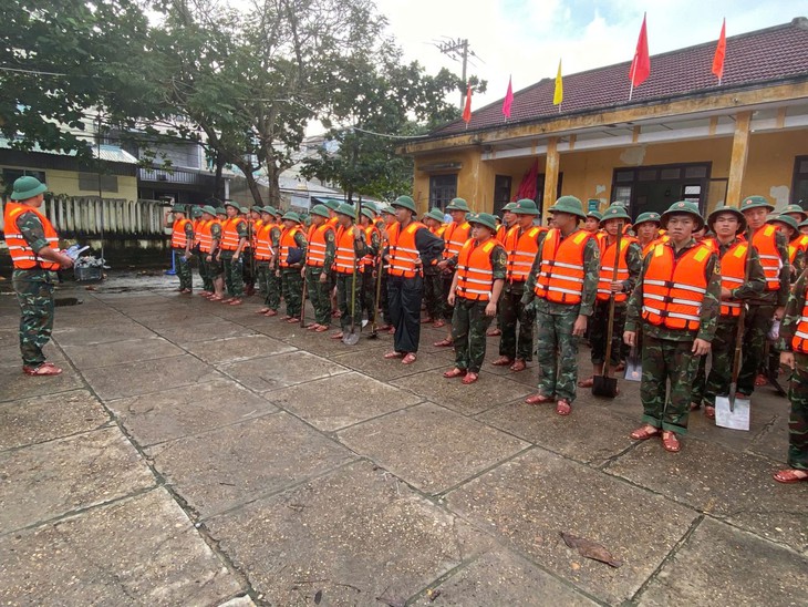 Hơn 100 cán bộ, chiến sĩ quân đội tham gia khắc phục sạt lở bờ kè đê biển ở Đà Nẵng- Ảnh 1.
