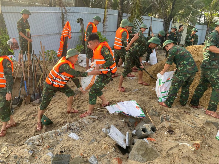 Hơn 100 cán bộ, chiến sĩ quân đội tham gia khắc phục sạt lở bờ kè đê biển ở Đà Nẵng- Ảnh 3.