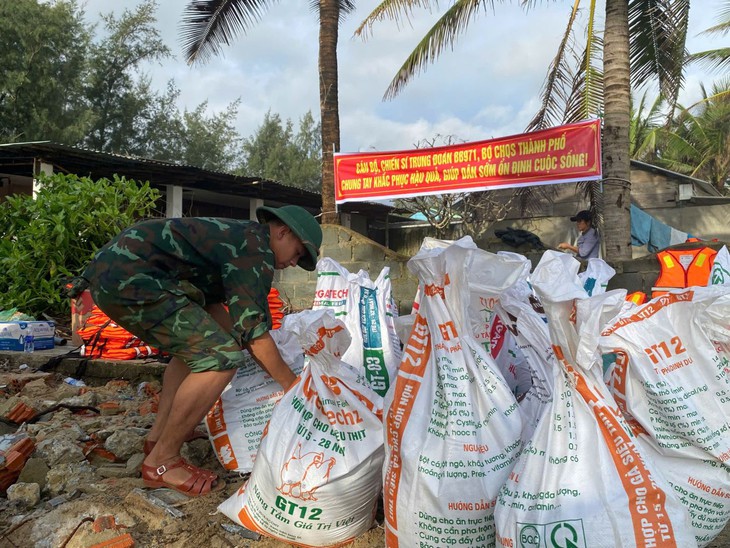Hơn 100 cán bộ, chiến sĩ quân đội tham gia khắc phục sạt lở bờ kè đê biển ở Đà Nẵng- Ảnh 7.