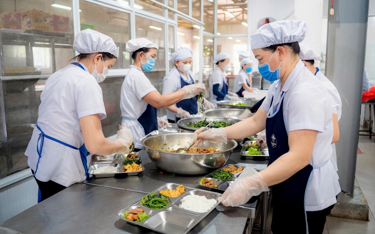 Giữa Hà Nội, dùng xe bò 'cải tiến' chở cơm cho học sinh bán trú- Ảnh 3.