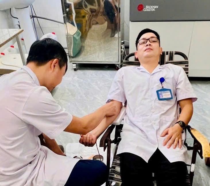 Cán bộ y tế hiến máu cứu người phụ nữ vỡ thai ngoài tử cung trong mưa lũ- Ảnh 2.