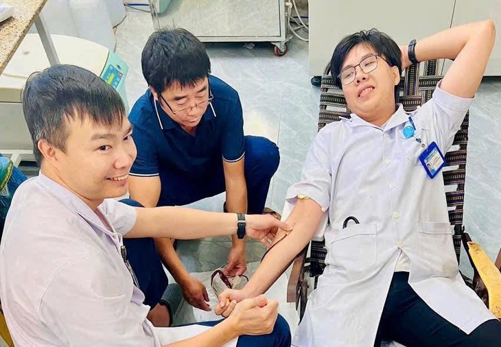 Cán bộ y tế hiến máu cứu người phụ nữ vỡ thai ngoài tử cung trong mưa lũ- Ảnh 1.