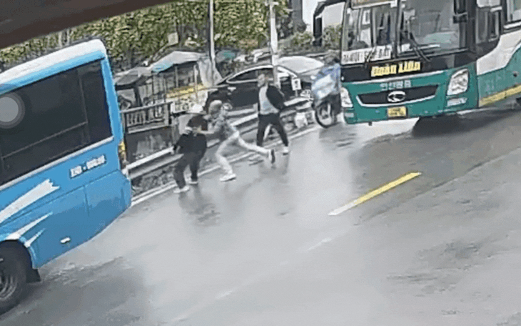 Người dân 'cầu cứu' Cục trưởng CSGT, lộ hành vi ngang ngược của xe khách- Ảnh 1.