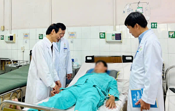 Bệnh viện tuyến dưới làm chủ kỹ thuật phẫu thuật thay khớp háng nhờ chuyển giao từ tuyến trên- Ảnh 1. Bệnh viện tuyến dưới làm chủ kỹ thuật phẫu thuật thay khớp háng nhờ chuyển giao từ tuyến trên- Ảnh 1.
