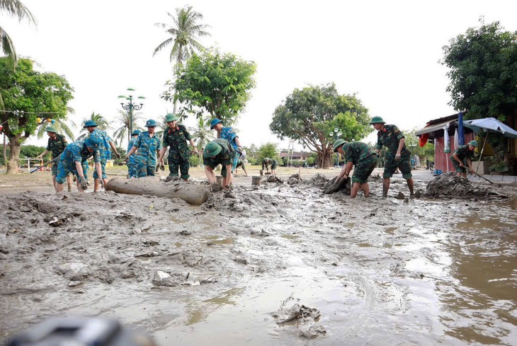 Bộ đội khẩn trương 'giải cứu' phố cổ Hội An sau 5 ngày ngập sâu- Ảnh 3.
