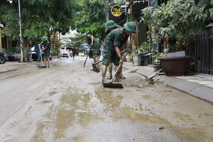 Bộ đội khẩn trương 'giải cứu' phố cổ Hội An sau 5 ngày ngập sâu- Ảnh 6.