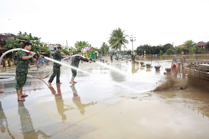 Bộ đội khẩn trương 'giải cứu' phố cổ Hội An sau 5 ngày ngập sâu- Ảnh 9.