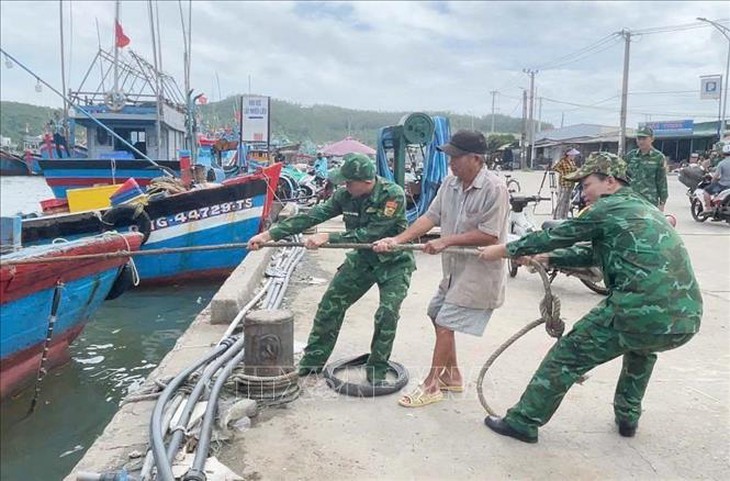 Phó Thủ tướng chỉ đạo hoàn thiện phương án ứng phó bão số 13 trước 11 giờ ngày 6/11- Ảnh 1. Phó Thủ tướng chỉ đạo hoàn thiện phương án ứng phó bão số 13 trước 11 giờ ngày 6/11- Ảnh 1.