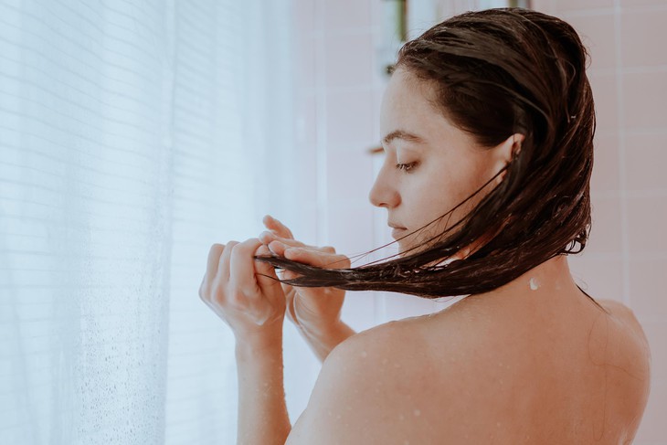 Vì sao gội đầu bằng nước nóng lại gây rụng tóc? Bác sĩ chỉ cách gội đầu đúng- Ảnh 2.