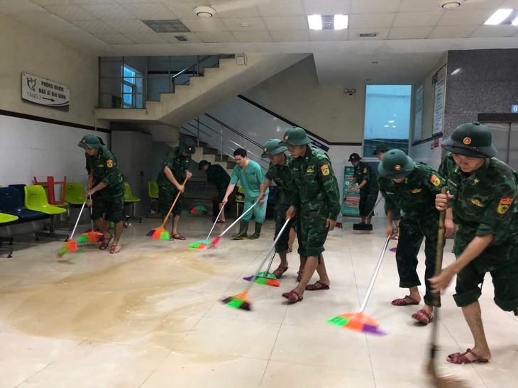 Nhiều trường đại học ở Huế đồng hành cùng sinh viên vượt khó mùa lũ
- Ảnh 1. Nhiều trường đại học ở Huế đồng hành cùng sinh viên vượt khó mùa lũ
- Ảnh 1.