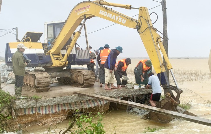 Huế vừa khắc phục hậu quả mưa lũ, vừa ứng phó với bão số 13- Ảnh 1.
