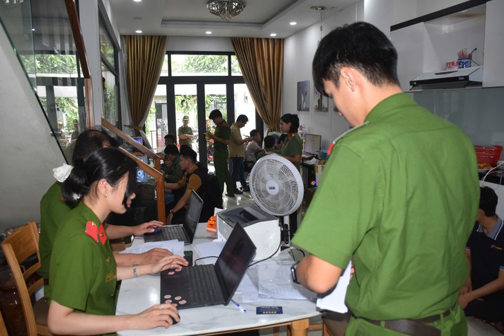 Đột kích trụ sở 'nuôi' 2.000 điện thoại phục vụ lừa đảo qua mạng- Ảnh 3. Đột kích trụ sở 'nuôi' 2.000 điện thoại phục vụ lừa đảo qua mạng- Ảnh 3.