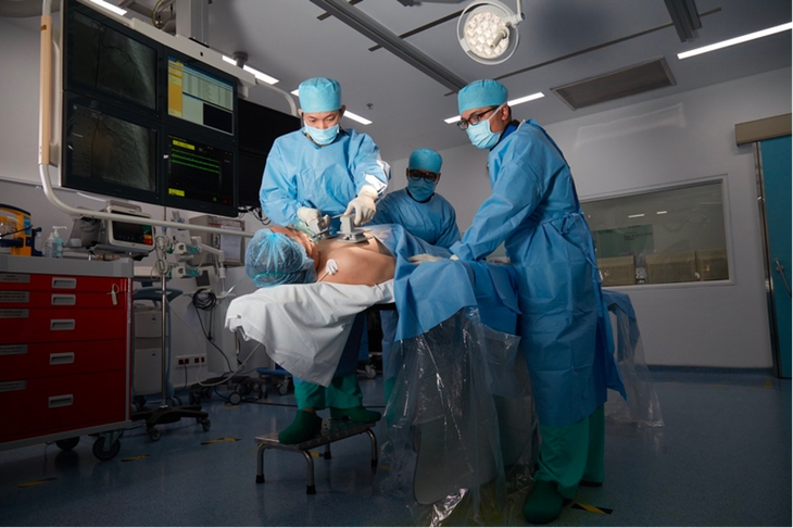 Đội cấp cứu tim mạch Giờ Vàng FV cứu cụ ông 80 tuổi thoát đột quỵ và nhồi máu cơ tim cấp- Ảnh 2.