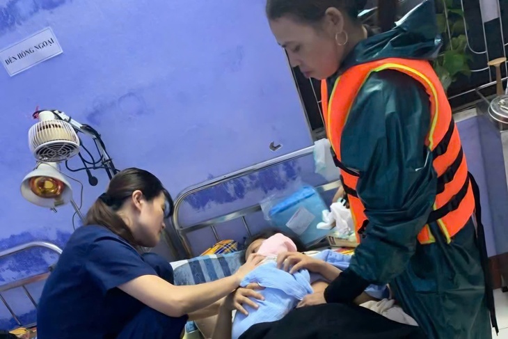 Trong mưa lũ, trạm y tế ở Huế vẫn bám trụ, chăm sóc sức khỏe nhân dân- Ảnh 1.
