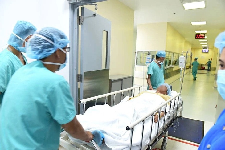 Đội cấp cứu tim mạch Giờ Vàng FV cứu cụ ông 80 tuổi thoát đột quỵ và nhồi máu cơ tim cấp- Ảnh 1.