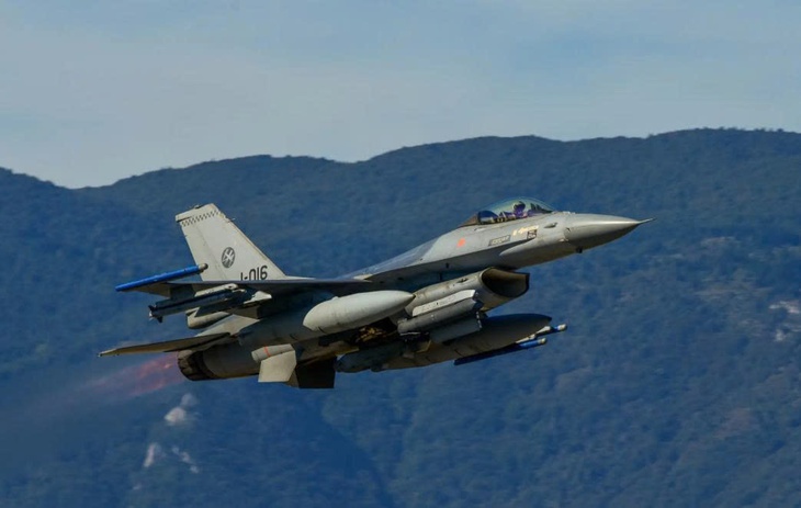 Quốc gia NATO mua 18 máy bay tiêm kích F-16 với giá chỉ 1 euro- Ảnh 1. Quốc gia NATO mua 18 máy bay tiêm kích F-16 với giá chỉ 1 euro- Ảnh 1.