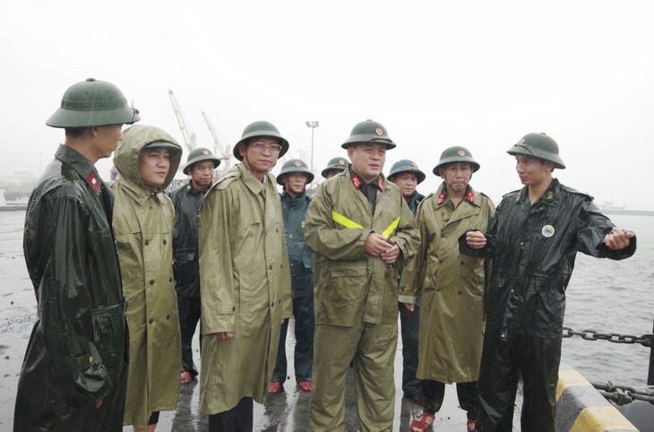 Huế cho học sinh nghỉ học, di dời nhiều hộ dân ứng phó bão số 13- Ảnh 1.