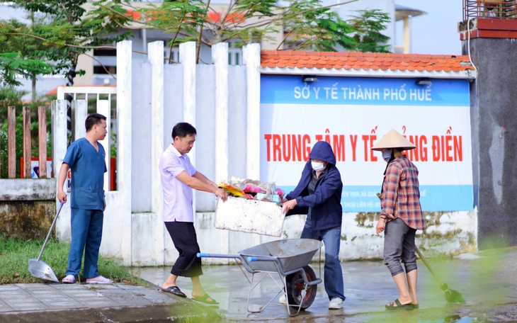 Nhiều người bị chấn thương nặng khi di chuyển, dọn dẹp trong mưa lũ- Ảnh 7.