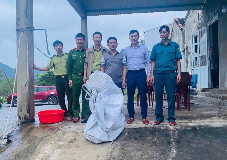 Hoảng hốt phát hiện trăn hơn 30kg cuộn tròn ở góc nhà- Ảnh 2.