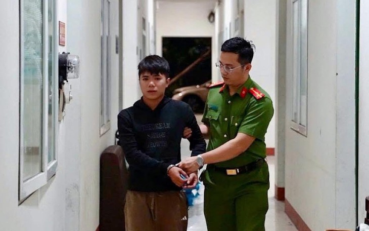 Xông vào cửa hàng, dùng dao uy hiếp phụ nữ để cướp máy tính