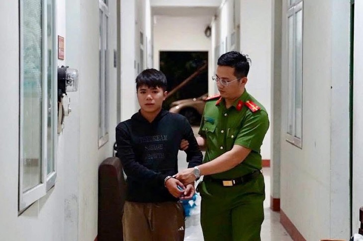 Xông vào cửa hàng, dùng dao uy hiếp phụ nữ để cướp máy tính- Ảnh 1.