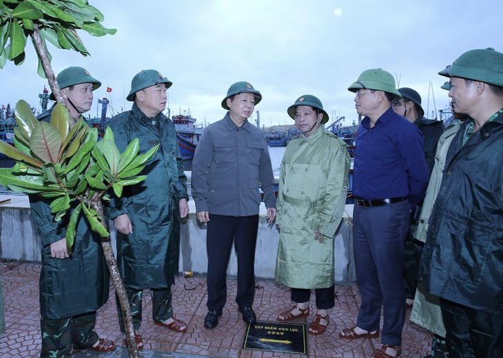 Di dời triệt để người dân ở nhà cấp 4 không an toàn, ven biển để ứng phó với bão số 13- Ảnh 2. Di dời triệt để người dân ở nhà cấp 4 không an toàn, ven biển để ứng phó với bão số 13- Ảnh 2.