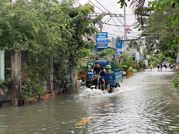 Triều cường ở TPHCM đạt đỉnh, nhiều khu vực 'thành sông'- Ảnh 1.