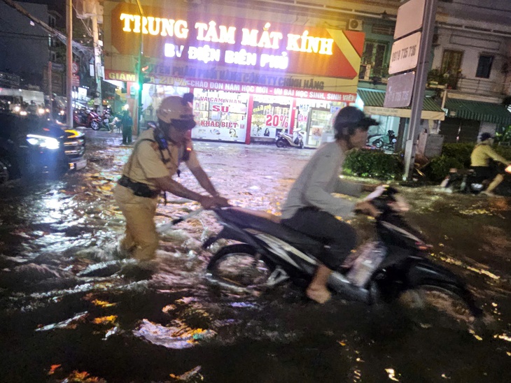 Triều cường ở TPHCM đạt đỉnh, nhiều khu vực 'thành sông'- Ảnh 3.