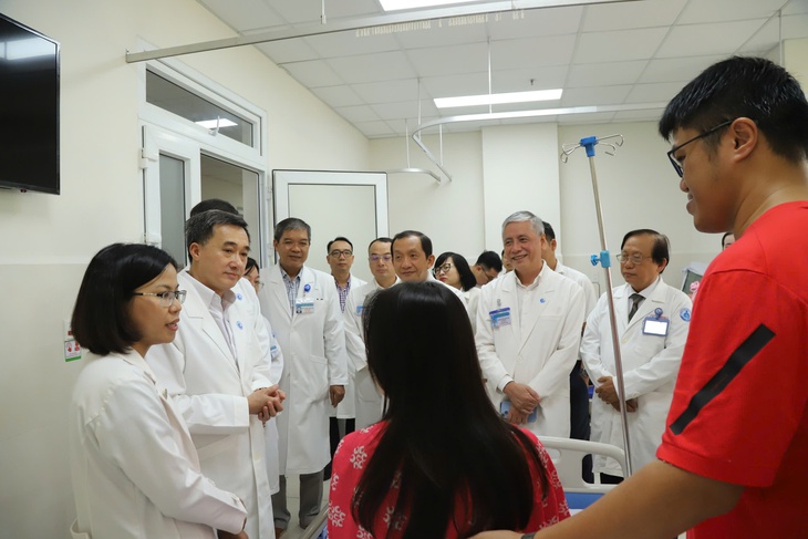 Bé gái của sản phụ Singapore được thông tim bào thai tại Việt Nam chào đời khỏe mạnh- Ảnh 1.