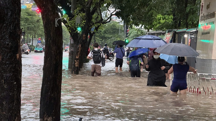 Bão số 13 suy yếu thành vùng áp thấp, miền Trung hứng mưa lớn- Ảnh 2.