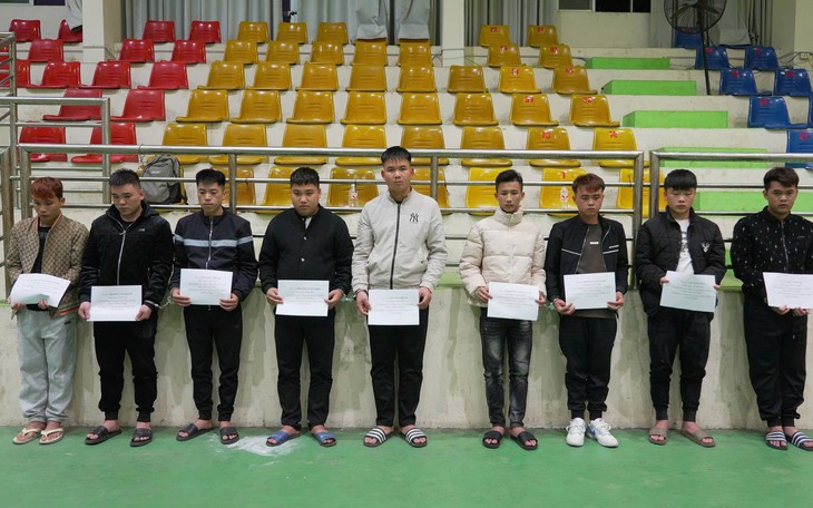 Nhóm thanh niên đi xe SH cầm dao gắn tuýp sắt truy đuổi người đi đường- Ảnh 3.