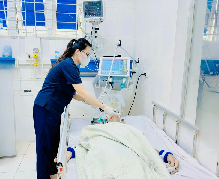 Cứu sống cụ ông 80 tuổi suy hô hấp nguy kịch- Ảnh 2. Cứu sống cụ ông 80 tuổi suy hô hấp nguy kịch- Ảnh 2.
