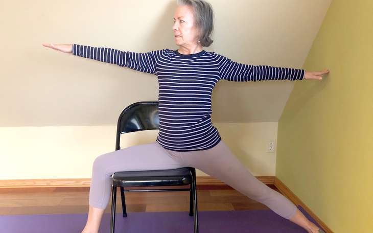 Top 10 tư thế yoga giúp đánh thức cơ thể và tâm trí ngay khi thức dậy - Ảnh 11.