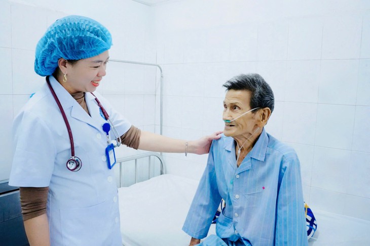 Cứu sống cụ ông 80 tuổi suy hô hấp nguy kịch- Ảnh 4. Cứu sống cụ ông 80 tuổi suy hô hấp nguy kịch- Ảnh 4.