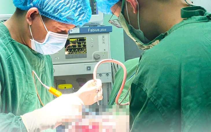 Cứu sống bé gái 6 tuổi bị chấn thương sọ não nặng sau tai nạn ngã xe