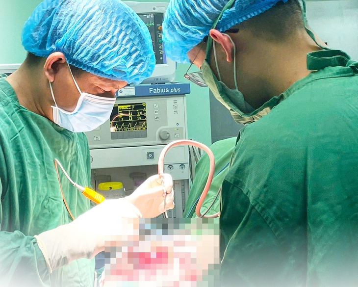 Cứu sống bé gái 6 tuổi bị chấn thương sọ não nặng sau tai nạn ngã xe- Ảnh 1. Cứu sống bé gái 6 tuổi bị chấn thương sọ não nặng sau tai nạn ngã xe- Ảnh 1.