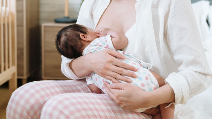 Cho con bú mẹ sai tư thế khiến con khó no bụng, mẹ ảnh hưởng cột sống- Ảnh 1.