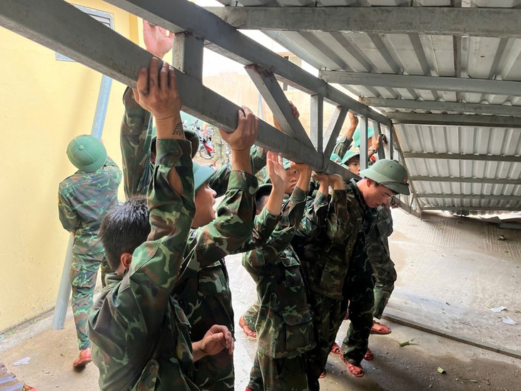 Thủ tướng: Dứt khoát không để người dân bị đói, rét sau bão số 13- Ảnh 1.