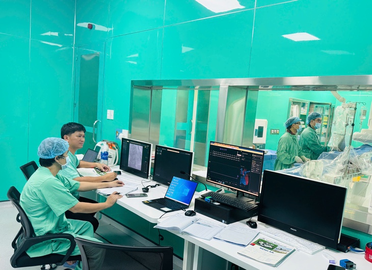 Bệnh viện Trung ương Huế hỗ trợ cán bộ, viên chức bị ảnh hưởng bởi mưa lũ- Ảnh 1. Bệnh viện Trung ương Huế hỗ trợ cán bộ, viên chức bị ảnh hưởng bởi mưa lũ- Ảnh 1.