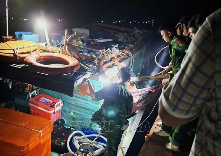 Kịp thời hỗ trợ người dân bị bệnh nặng vào bờ cấp cứu- Ảnh 2.
