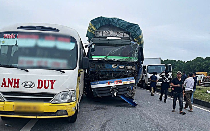 Nguyên nhân sơ bộ vụ tai nạn liên hoàn ở Ninh Bình - Ảnh 1.