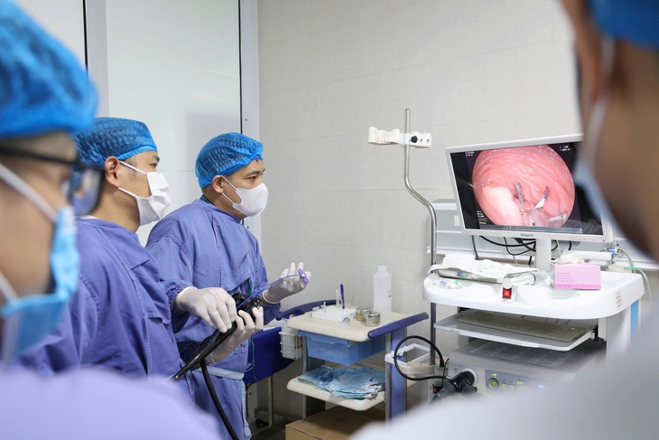 Cứu bé trai 13 tuổi bị lồng ruột nhờ loại bỏ polyp đại tràng lớn- Ảnh 2.