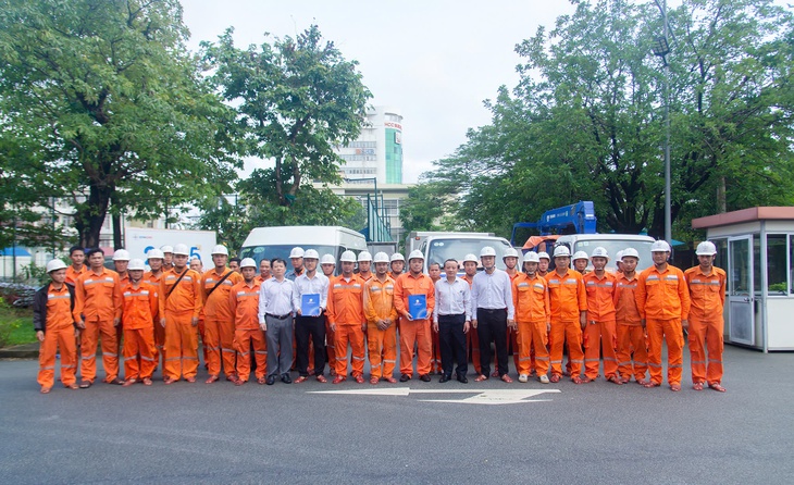 Vừa trải qua mưa lũ, Huế 'chi viện' Gia Lai khắc phục lưới điện sau bão số 13- Ảnh 1.