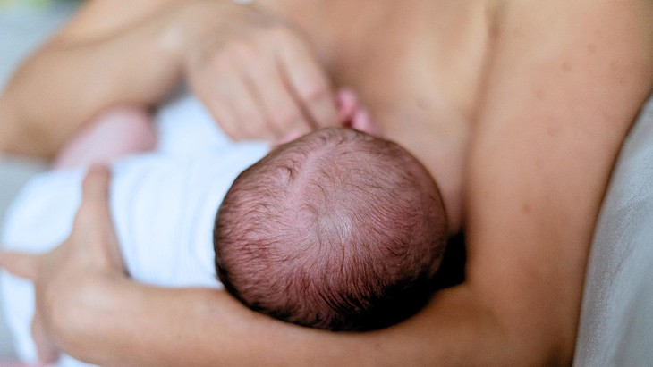 Cho con bú sữa non ngay sau sinh là khởi đầu hoàn hảo- Ảnh 1.