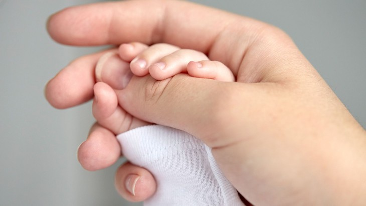 Cho con bú sữa non ngay sau sinh là khởi đầu hoàn hảo- Ảnh 2.