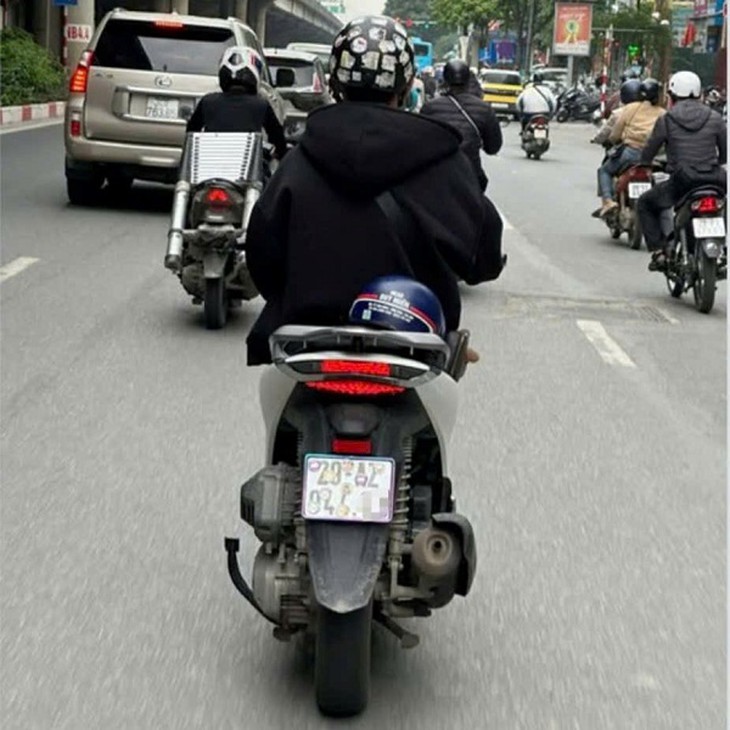 Dán sticker che biển số, thanh niên bị phạt 5 triệu đồng- Ảnh 1.
