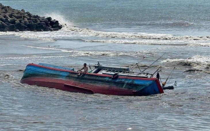 Tàu cá của ngư dân ở Lâm Đồng liên tiếp bị sóng đánh chìm- Ảnh 3.