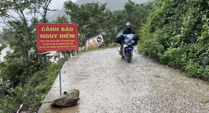Người dân bất an vì sạt lở, sụt lún sau mưa lũ- Ảnh 3.